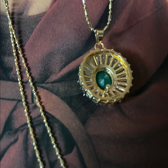Elegant Gold and Green Pendant Necklace - Picture 7 of 11
